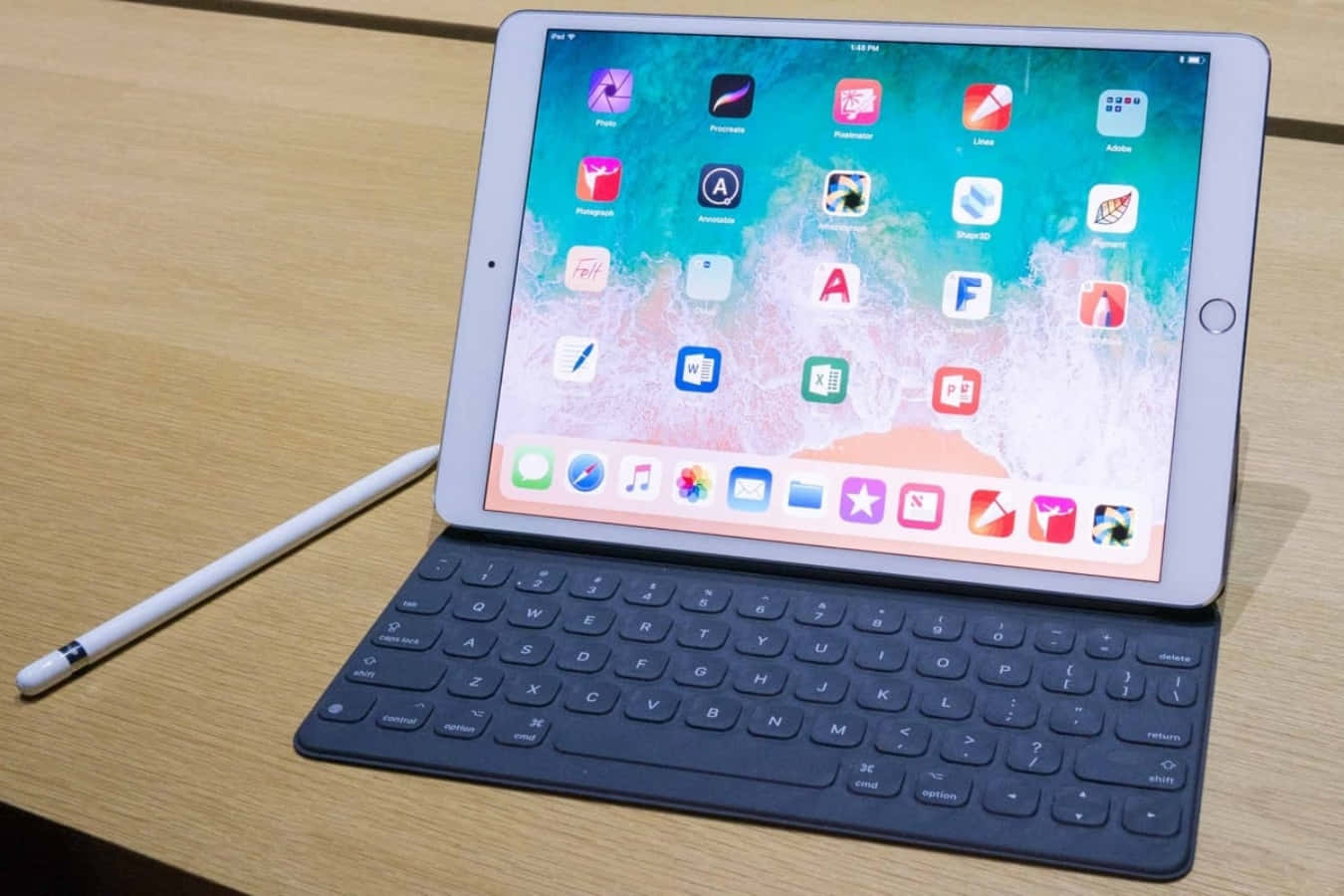 一部配備鍵盤和觸控筆的Apple iPad Pro 壁紙