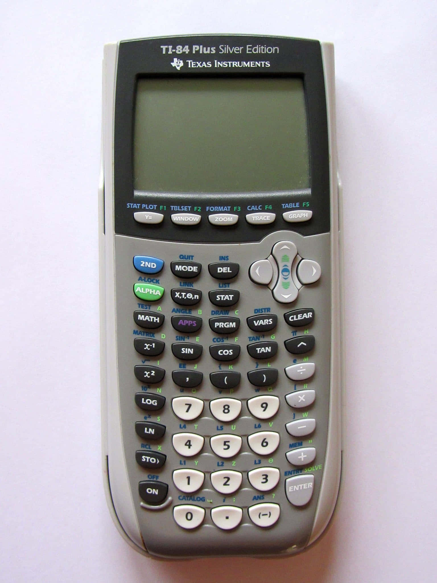 Calculator 桌布 壁紙 — 一部銀色 Texas Instruments TI-84 Plus Silver Edition 圖形計算機，帶有灰色屏幕和彩色功能鍵，置於純白色背景上。