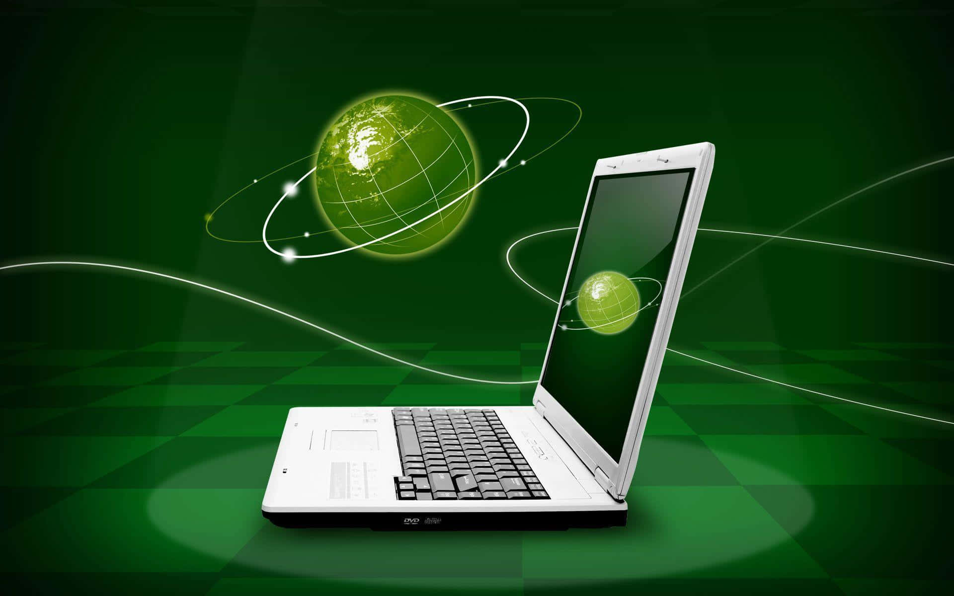 Green Technology 桌布 壁紙 — 一部銀色手提電腦在深綠色格仔背景上顯示一個發光綠色地球，周圍環繞著軌道光跡。