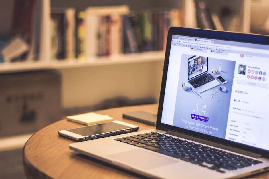 Website 桌布 壁紙 — 一部顯示WordPress主題列表的筆記型電腦放在木桌上，旁邊有智能手機和便利貼，後方書架呈現柔和焦點。