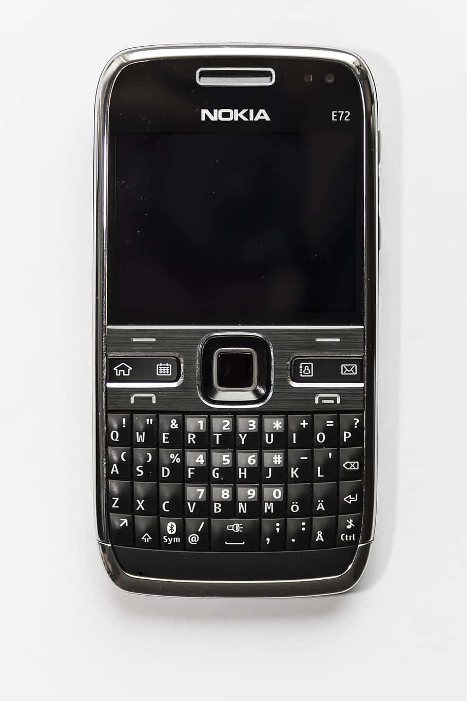 Nokia 桌布 壁紙 — 一部黑色 Nokia E72 智能手機，配備實體 QWERTY 鍵盤和銀色飾邊，居中放置在純白色背景上。
