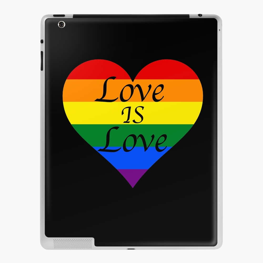 Rainbow Heart 桌布 壁紙 — 一部黑色平板電腦顯示一個彩虹心形，上面有優雅的字體寫著「Love IS Love」，橫跨彩色條紋。