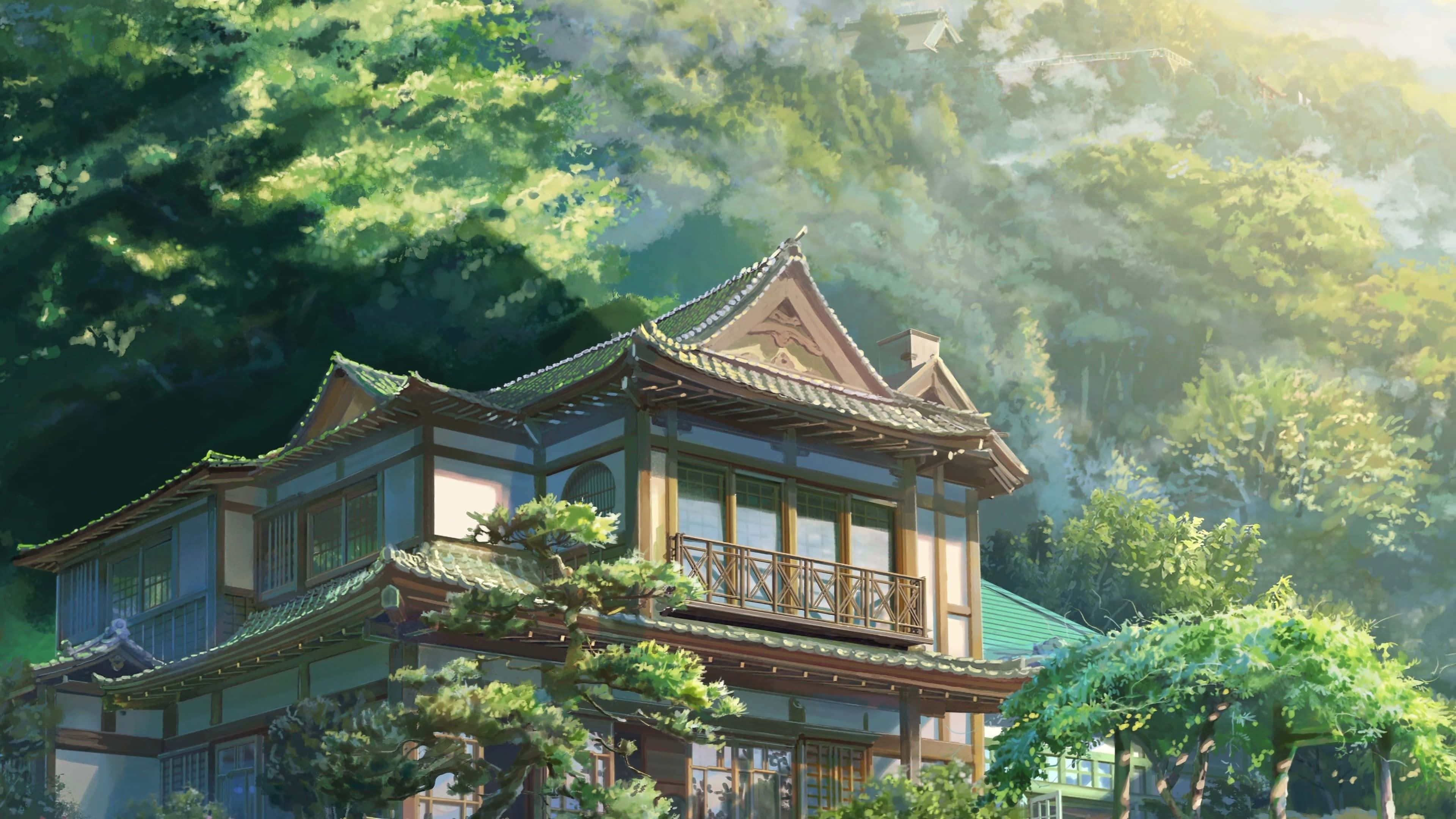 Makoto Shinkai 桌布 壁紙 — 一間傳統日式木屋，鋪著瓦頂，坐落在薄霧籠罩的山坡上，被柔和陽光沐浴，四周環繞著茂密的綠樹。