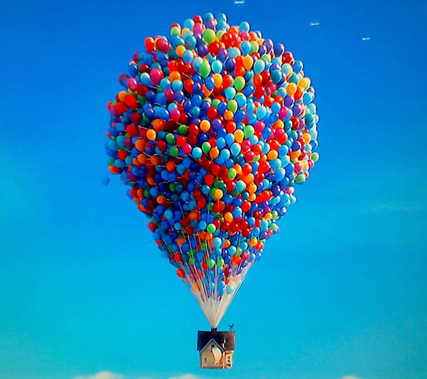 Balloon 桌布 壁紙 — 一間奇特的房子被一大簇彩色氣球吊起，在清澈的藍天中翱翔。