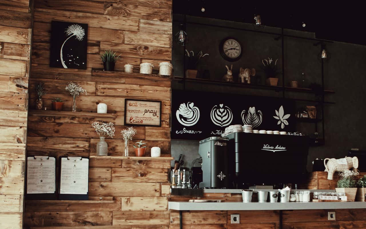 一間有木牆同木櫃枱嘅咖啡店 壁紙
