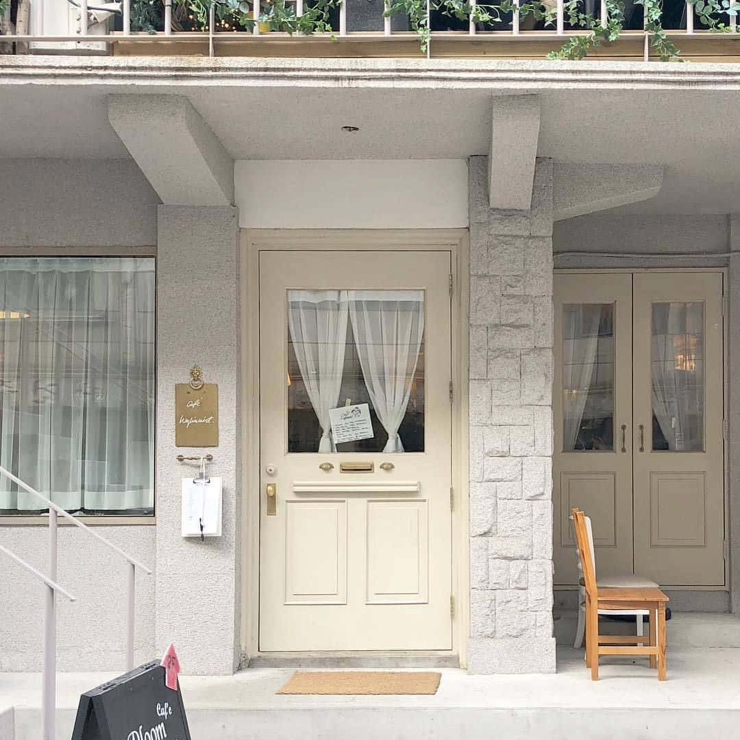 一間有門和長凳的小建築 壁紙