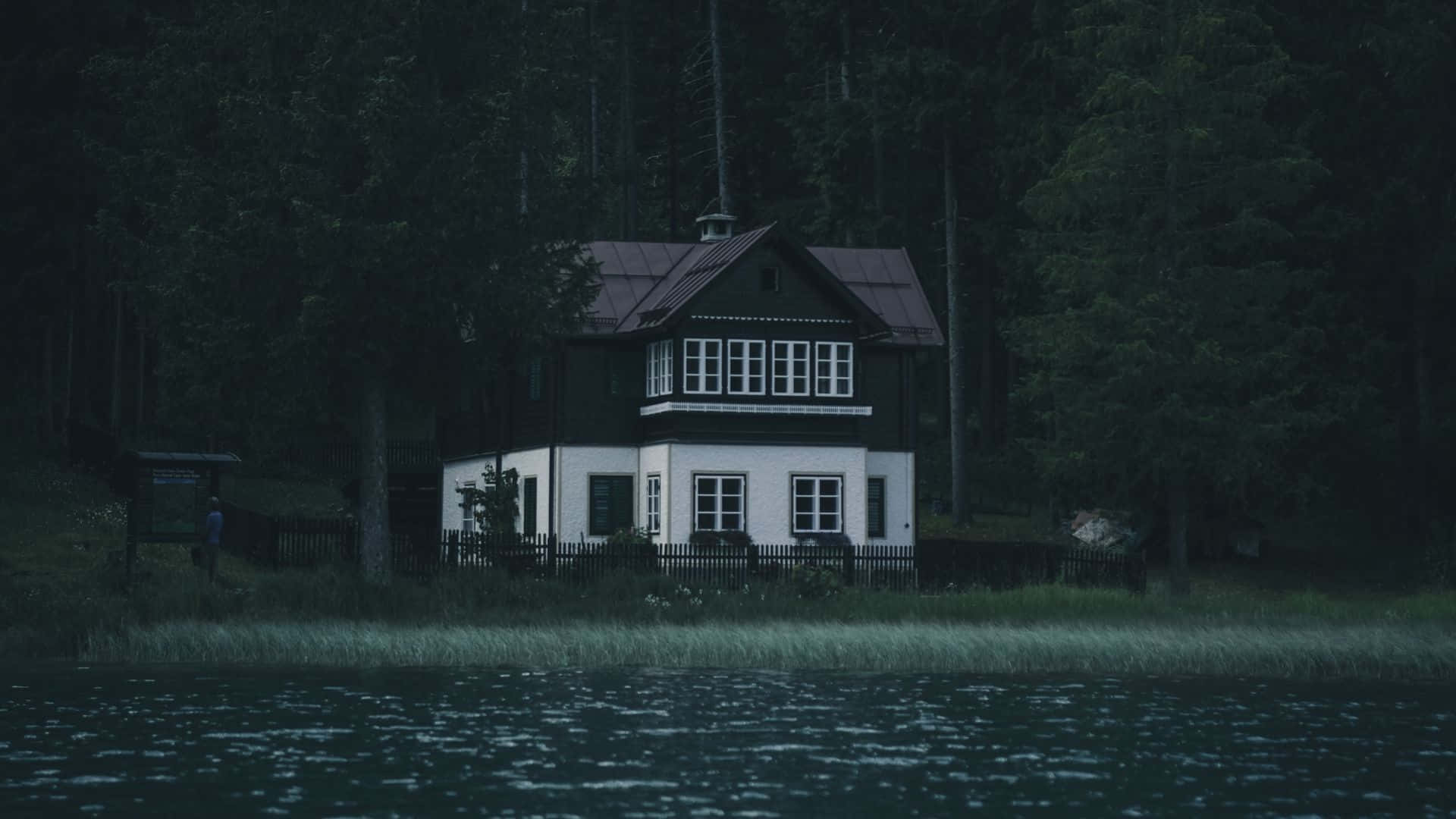 silence 桌布 壁紙 — 一間深色木屋配白色飾邊，在暮色中靜靜地坐落在被茂密森林環繞的霧氣瀰漫的湖邊。