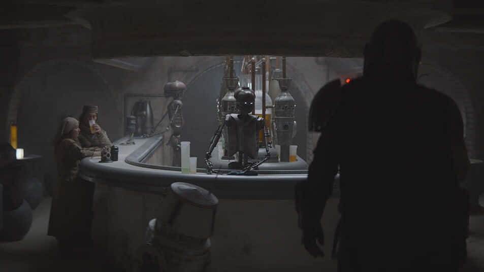Mos Eisley 桌布 壁紙 — 一間燈光昏暗的小酒館，顧客和機器人在溫暖的環境燈光下坐在弧形吧檯旁。