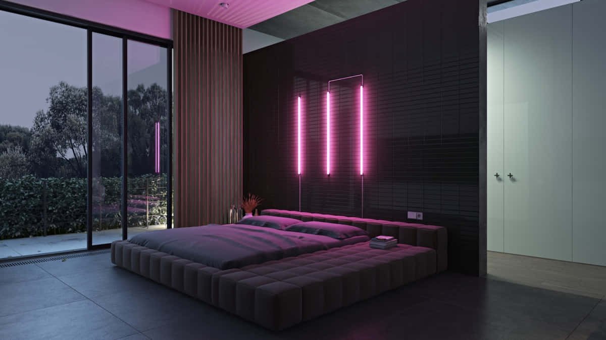 Purple Decor 桌布 壁紙 — 一間現代臥室，配有一張低矮簇絨床，沐浴在來自垂直牆壁裝置的粉紅色霓虹燈光中。