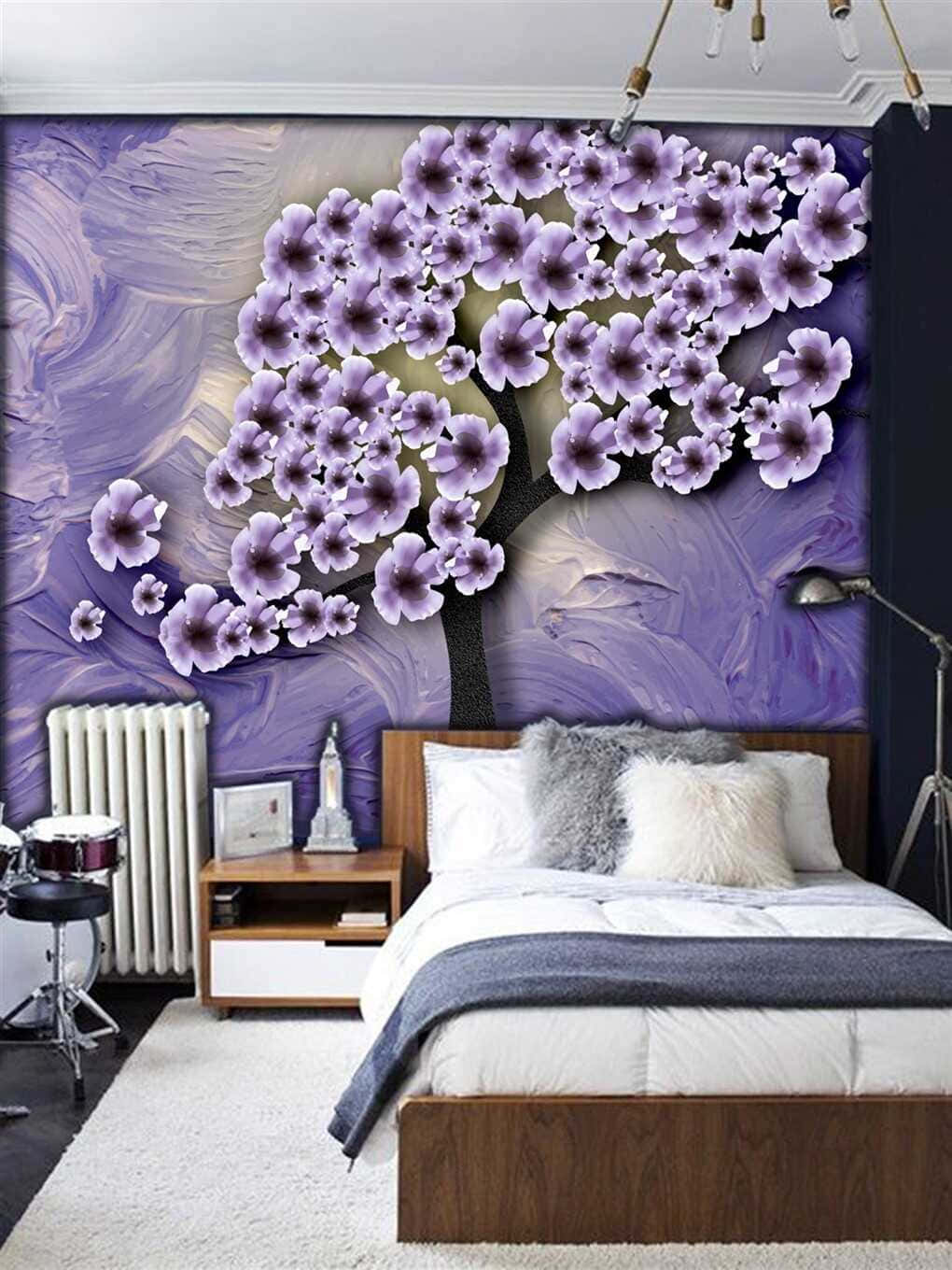 Purple Decor 桌布 壁紙 — 一間臥室以一棵盛開的紫色樹木的3D渲染壁紙為特色，背景帶有紋理漩渦。