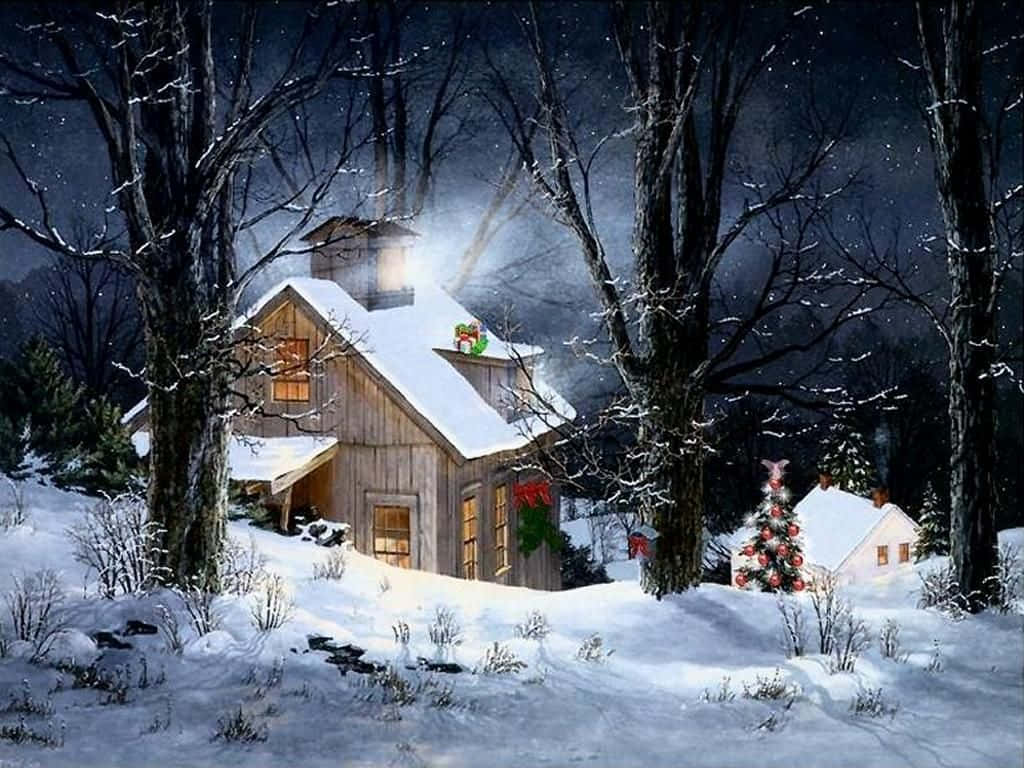 Winter Scene 桌布 壁紙 — 一間舒適的雪覆蓋小屋在繁星點點的冬夜中溫暖地發光，附近有光禿的樹木和裝飾好的聖誕樹。
