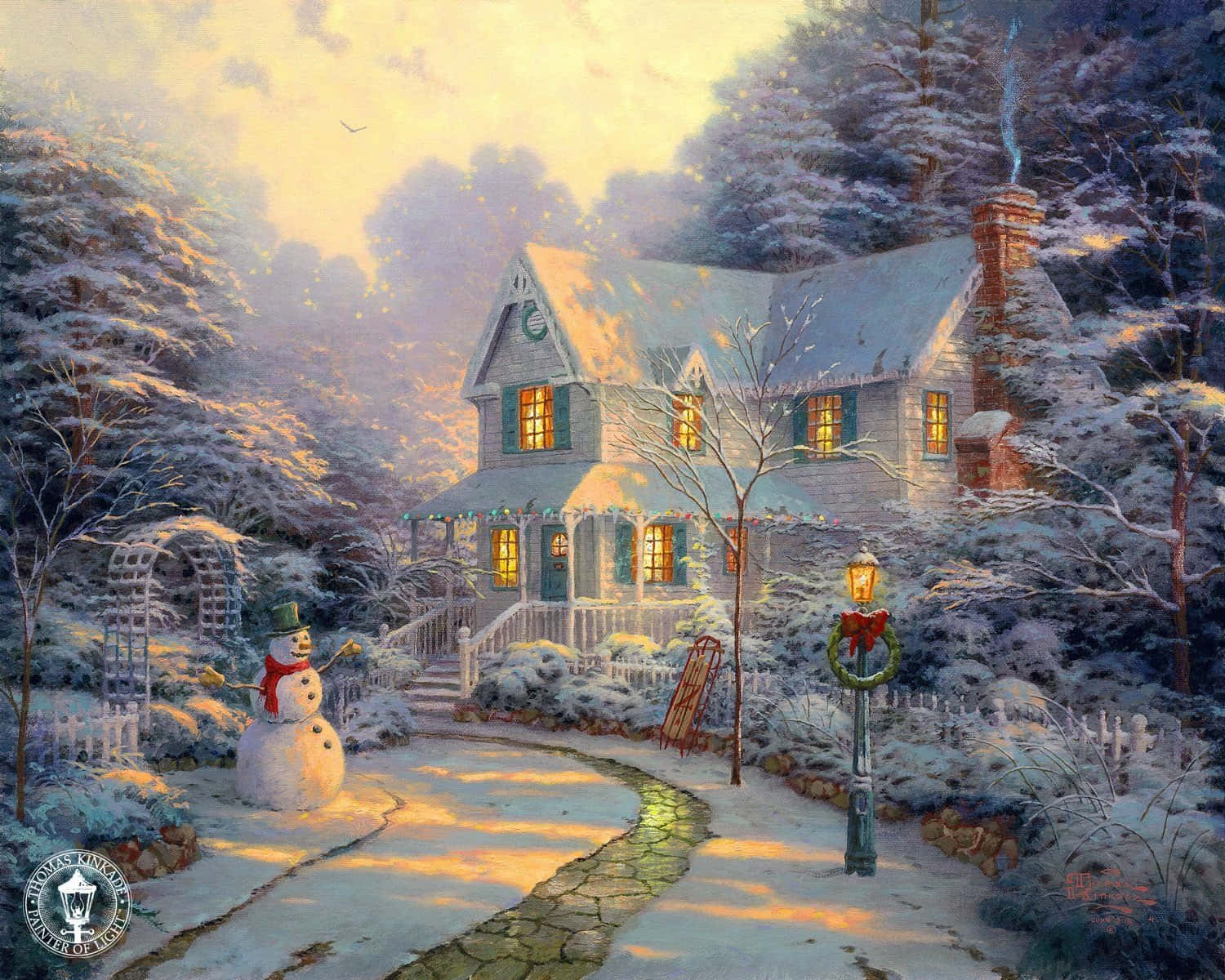 Winter Scene 桌布 壁紙 — 一間舒適的雪覆蓋小屋在金色日落中溫暖地發光，石徑旁有一個快樂的雪人。