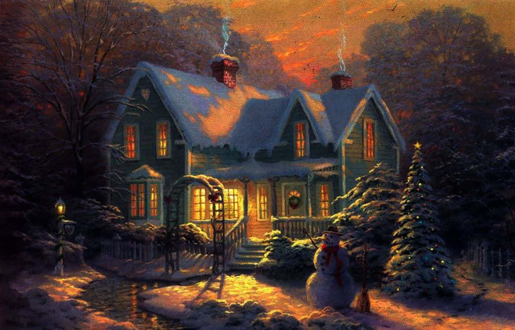 Cozy Winter Cabin 桌布 壁紙 — 一間舒適的雪覆蓋小屋在黃昏時溫暖地發光，窗戶亮著，松樹旁有一個雪人。