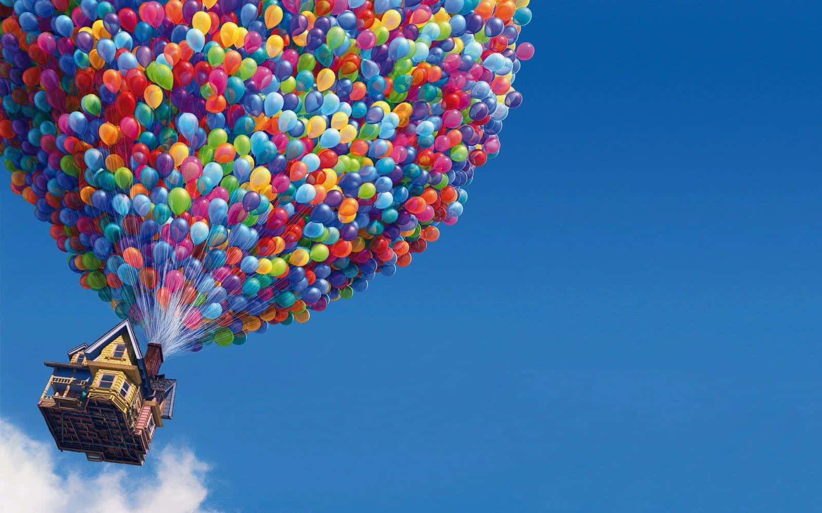 Balloon 桌布 壁紙 — 一間被一大簇彩色氣球升起的奇幻房屋，在晴朗的藍天中翱翔。