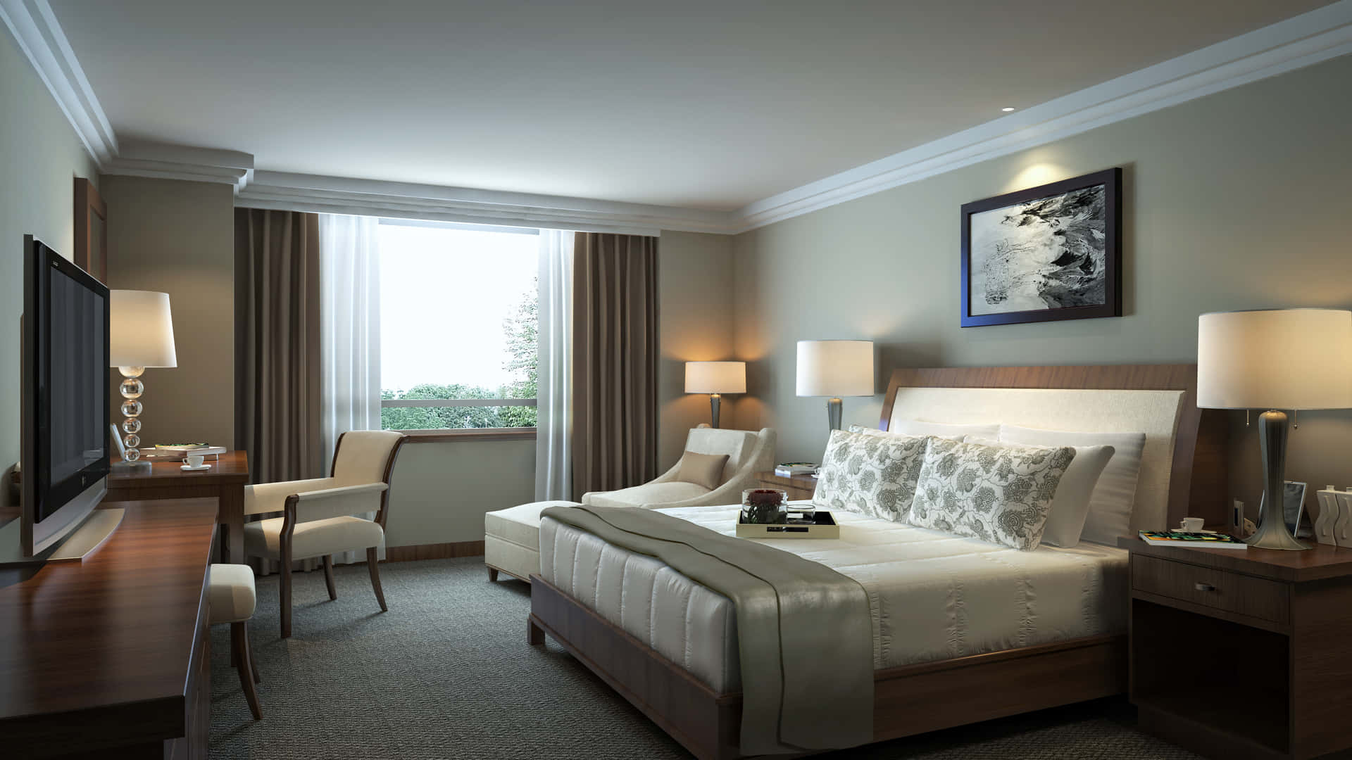 Hotel Room 桌布 壁紙 — 一間豪華酒店客房，配有一張大床、圖案枕頭、床頭櫃、燈具，以及一扇顯示外面綠意的窗戶。
