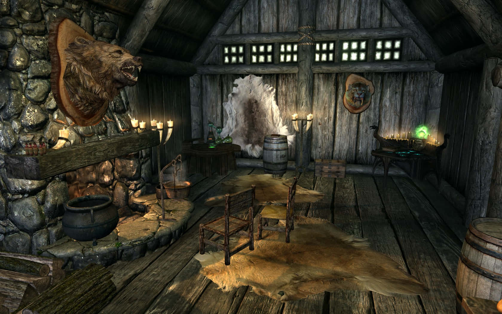 Skyrim Solitude 桌布 壁紙 — 一間質樸的中世紀酒館，設有石壁爐、木樑，以及發光的蠟燭，在毛皮地毯和懸掛的狼頭上投下溫暖的光芒。