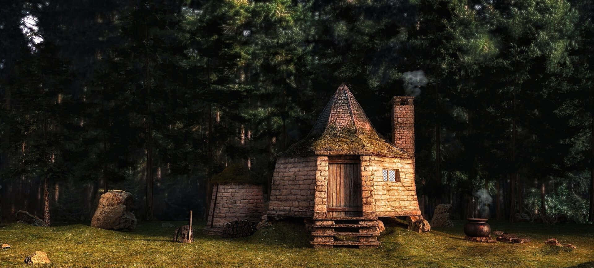 Hagrid's Hut 桌布 壁紙 — 一間質樸的石屋，茅草屋頂，煙囪冒煙，坐落在茂密的森林中，正值黃金時刻。