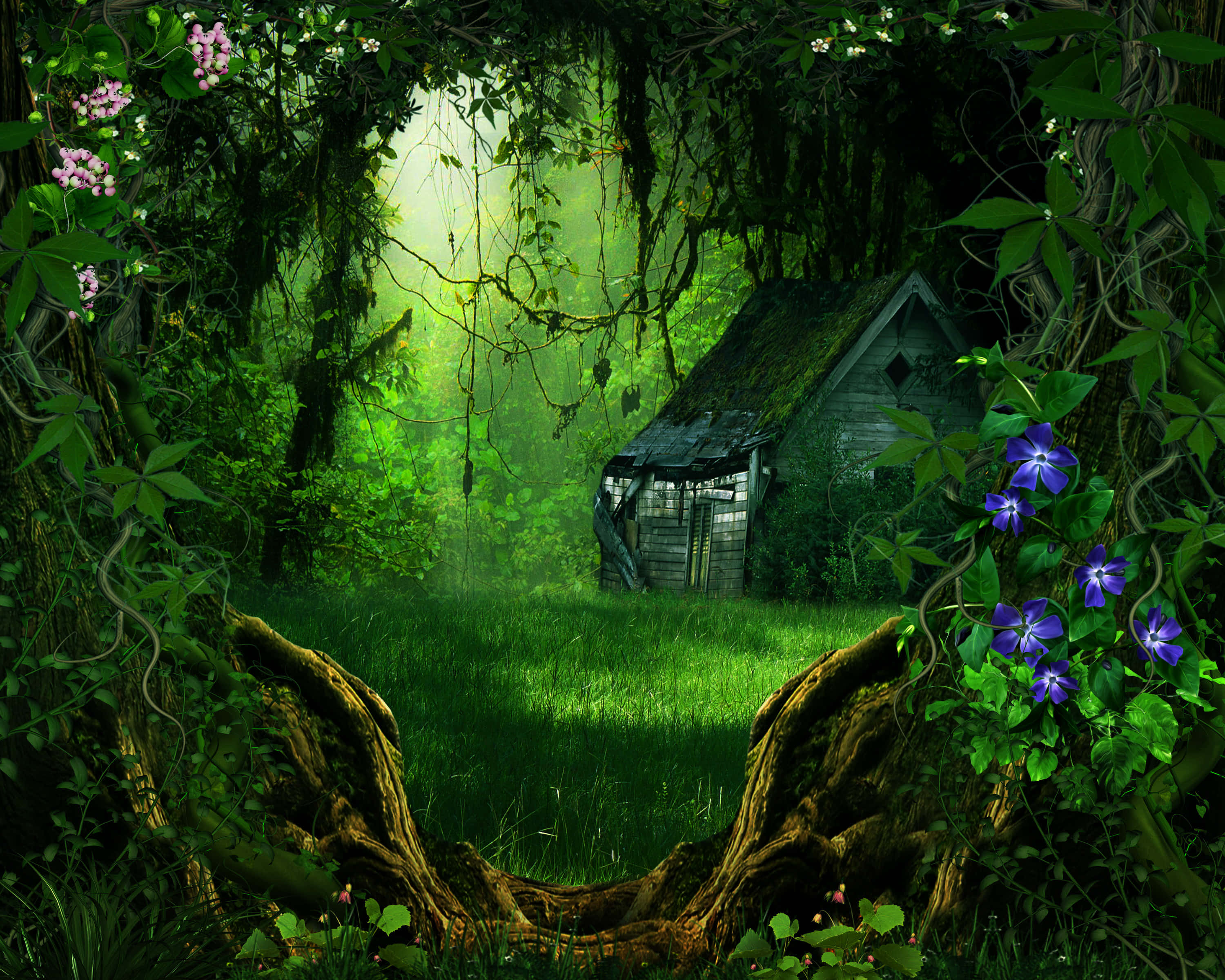 3d Forest 桌布 壁紙 — 一間長滿苔蘚的木屋坐落在茂密的綠色森林中，陽光穿過濃密的樹葉，附近盛開著鮮豔的紫色花朵。