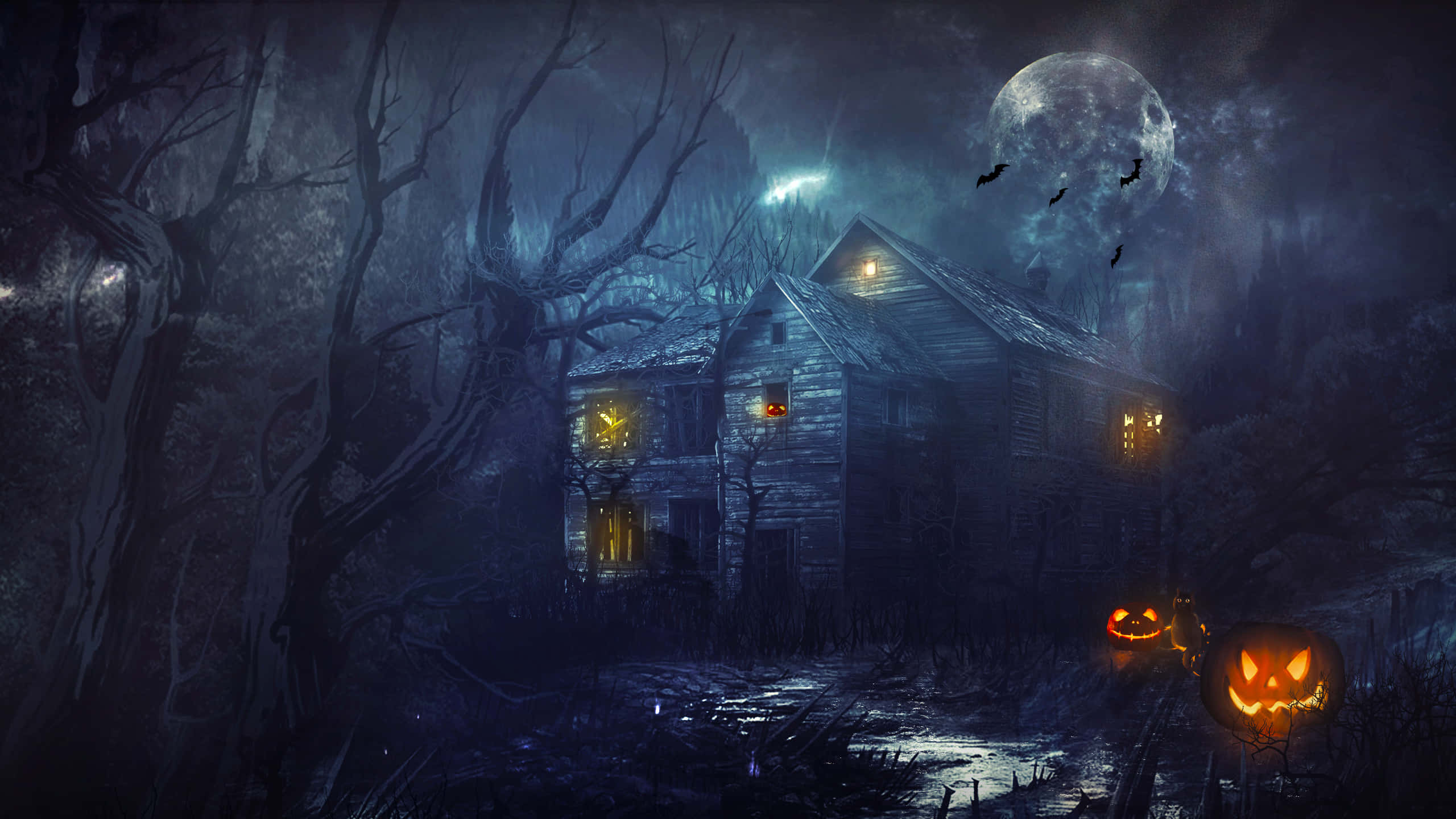 Haunted House 桌布 壁紙 — 一間陰森鬼屋，窗戶發光，南瓜燈籠在滿月下，蝙蝠飛舞。