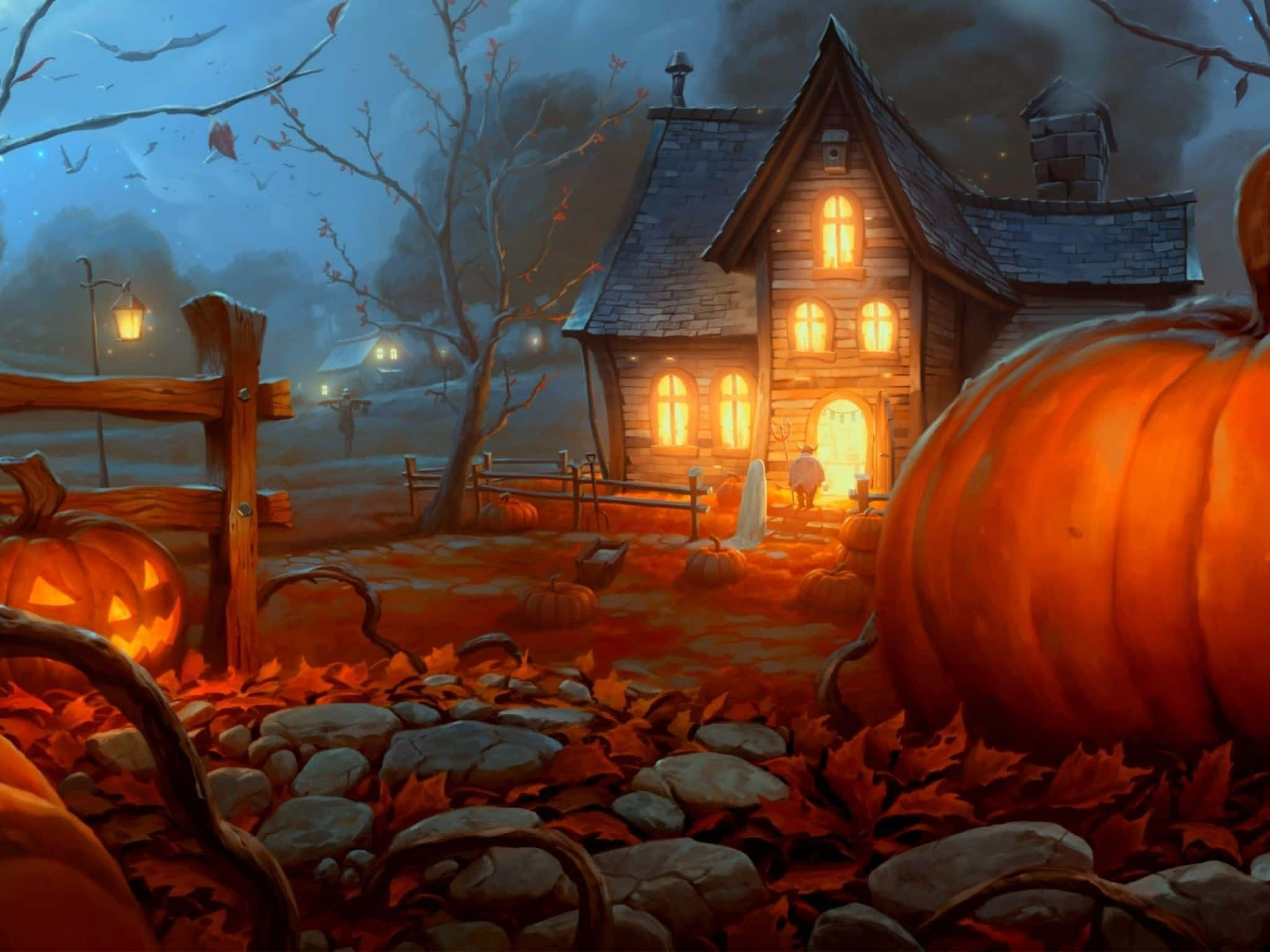 Halloween Yard Decorations 桌布 壁紙 — 一間陰森鬼屋在黑暗的秋空下溫暖地發光，周圍環繞著巨大的南瓜和落葉。