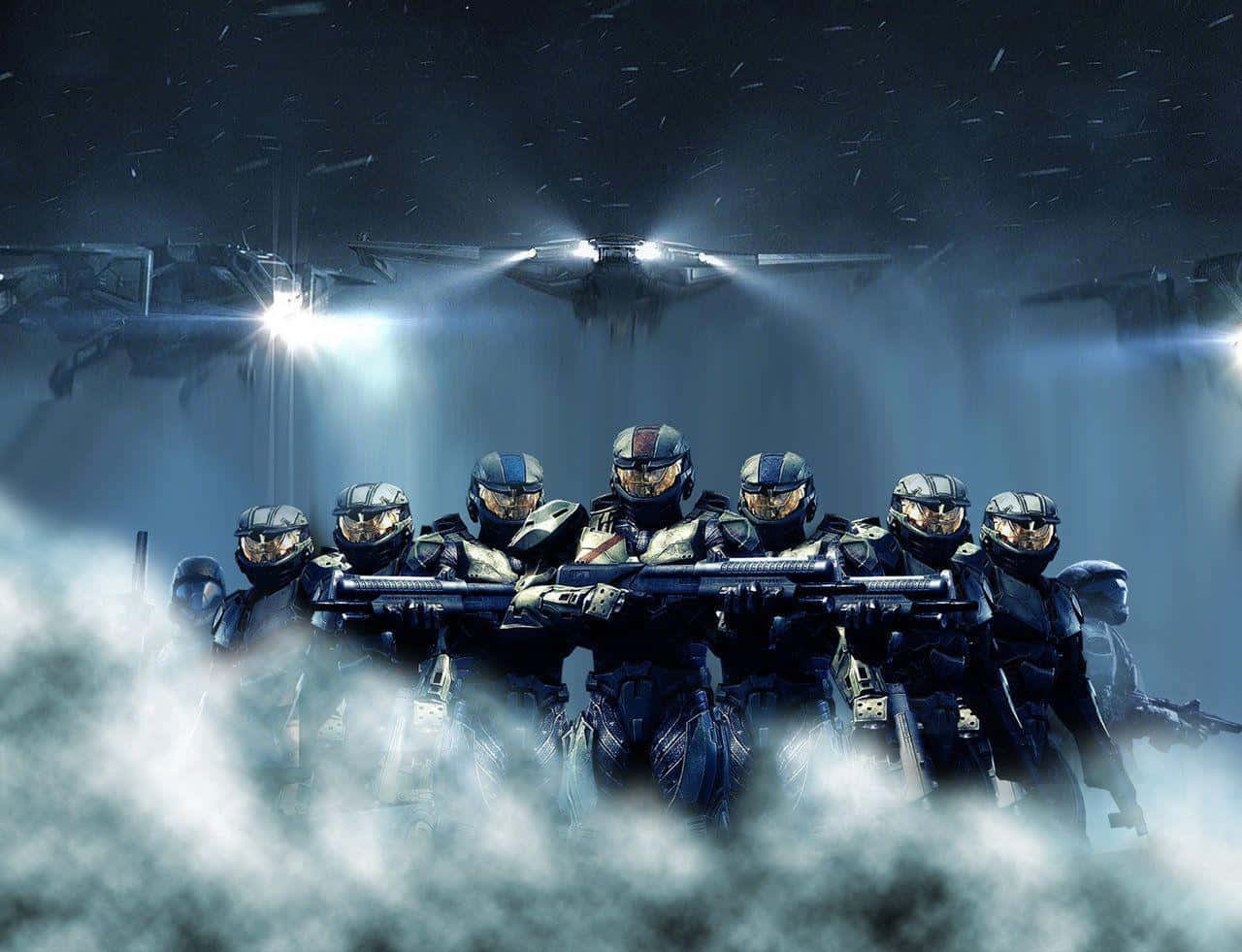 Halo Spartans 桌布 壁紙 — 一隊裝甲士兵站在霧中，明亮的聚光燈下，未來風格的飛行器在上方盤旋。