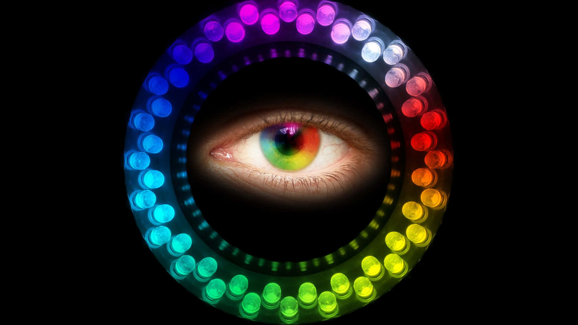 Eye 桌布 壁紙 — 一隻人類眼睛，虹膜呈彩虹色，位於發光的圓形LED環中央，在黑色背景上顯示全光譜顏色。