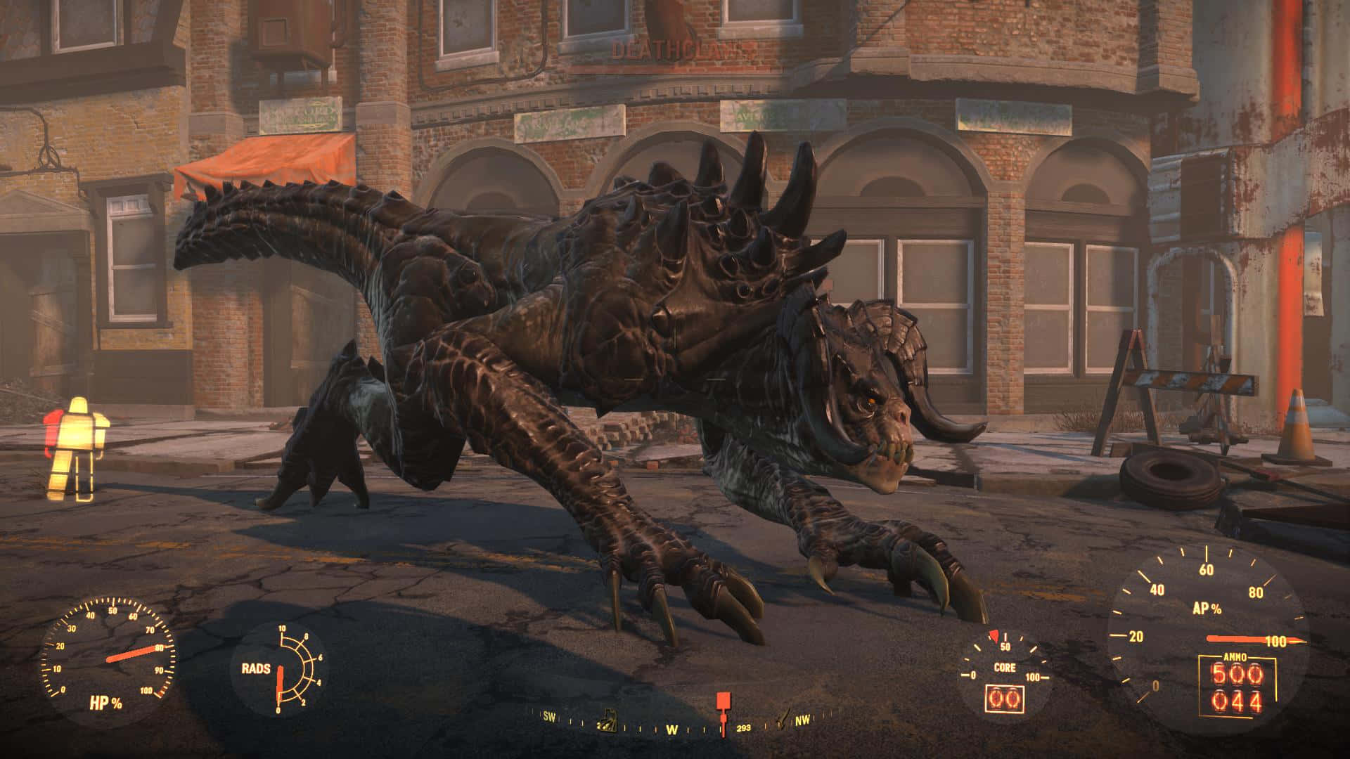 Deathclaw 桌布 壁紙 — 一隻佈滿尖刺的怪物衝過廢墟城市街道，並疊加了遊戲HUD元素。