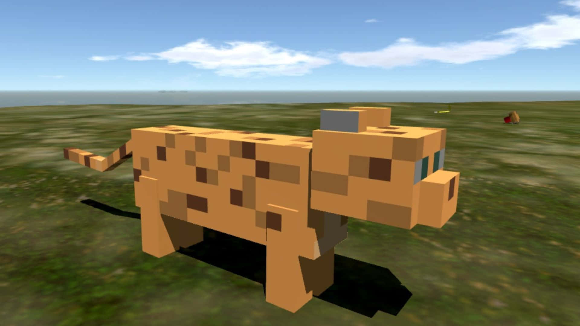 Minecraft Ocelot 桌布 壁紙 — 一隻像素化的橙色虎斑貓站在草地上，天空蔚藍，雲朵零星，背景是方塊狀的Minecraft風格世界。