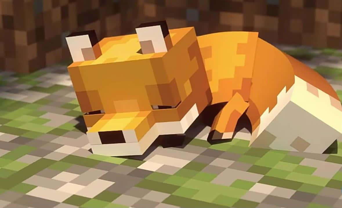 Minecraft Pets 桌布 壁紙 — 一隻像素化的狐狸在溫暖燈光的Minecraft風格世界中，安詳地躺在草地上休息。