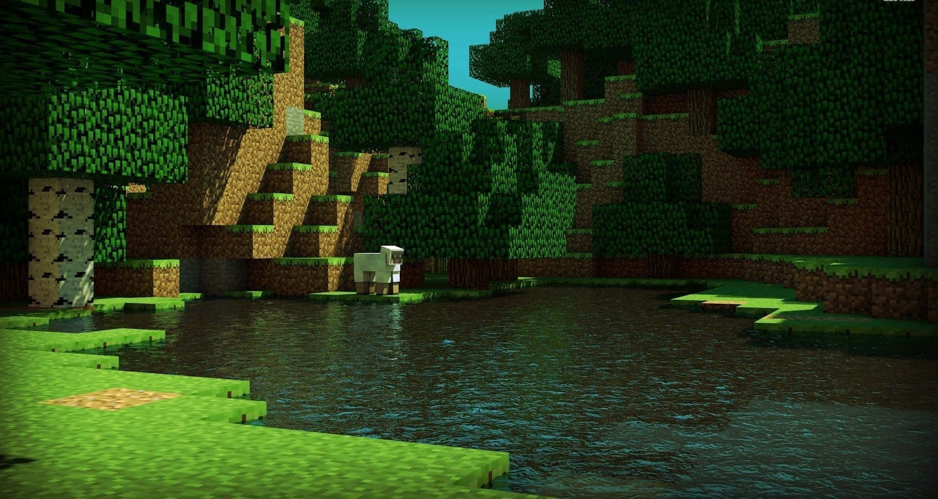 最佳 Minecraft 桌布 壁紙 — 一隻像素化的羊站在平靜的河流中，周圍是塊狀的綠色樹木和棕色土地，頭頂是清澈的藍天。