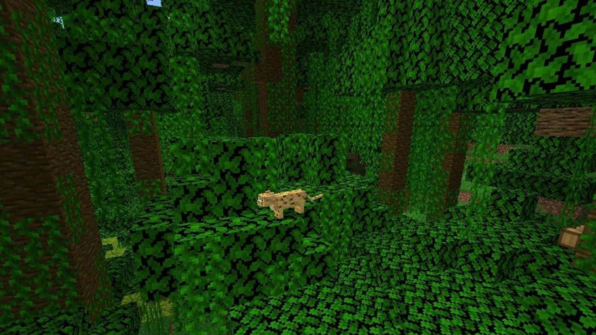 Minecraft Ocelot 桌布 壁紙 — 一隻像素化的豹穿過茂密的綠色叢林，叢林中有方塊狀的樹木和樹葉，環境風格類似 Minecraft。