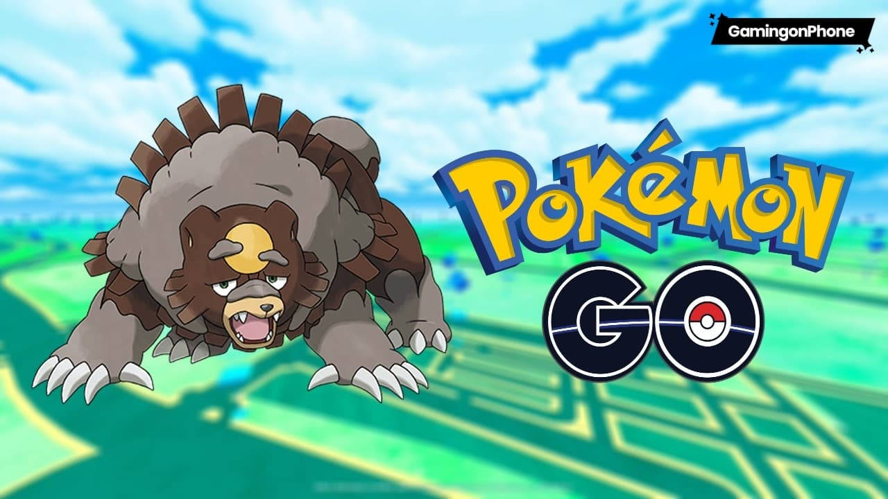 Pokémon Go ursaluna 壁紙 — 一隻兇猛、帶刺的圈圈熊在晴朗藍天下充滿活力的 Pokémon GO 遊戲場景中咆哮。