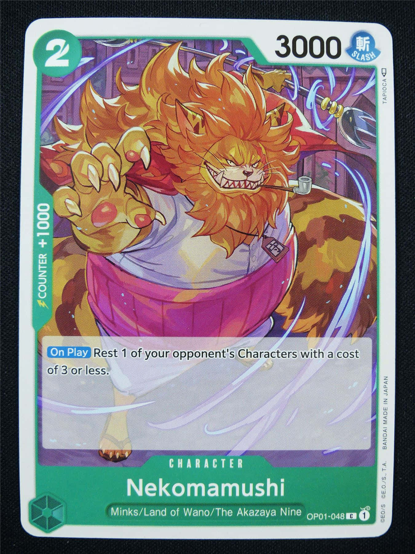 Nekomamushi 桌布 壁紙 — 一隻兇猛的動漫貓戰士，擁有火紅色的毛髮，叼著煙斗，揮舞著劍，呈現於動態卡片插圖中。
