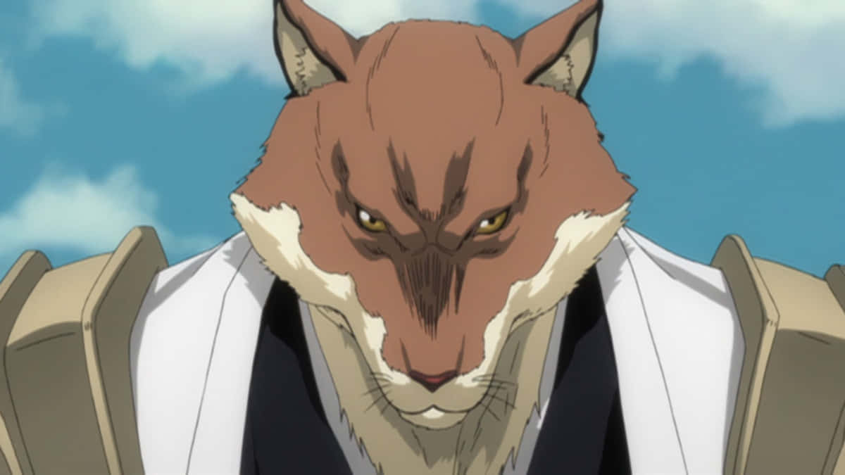 Sajin Komamura 桌布 壁紙 — 一隻兇猛的擬人化狐狸，琥珀色的眼睛和白色的皮毛點綴，在藍天白雲下強烈凝視。