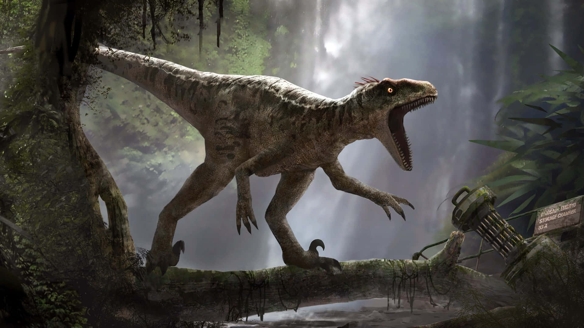 Jurassic World 桌布 壁紙 — 一隻兇猛的猛禽恐龍穿過霧氣瀰漫的叢林，身後有瀑布，附近有一台壞掉的時光機。