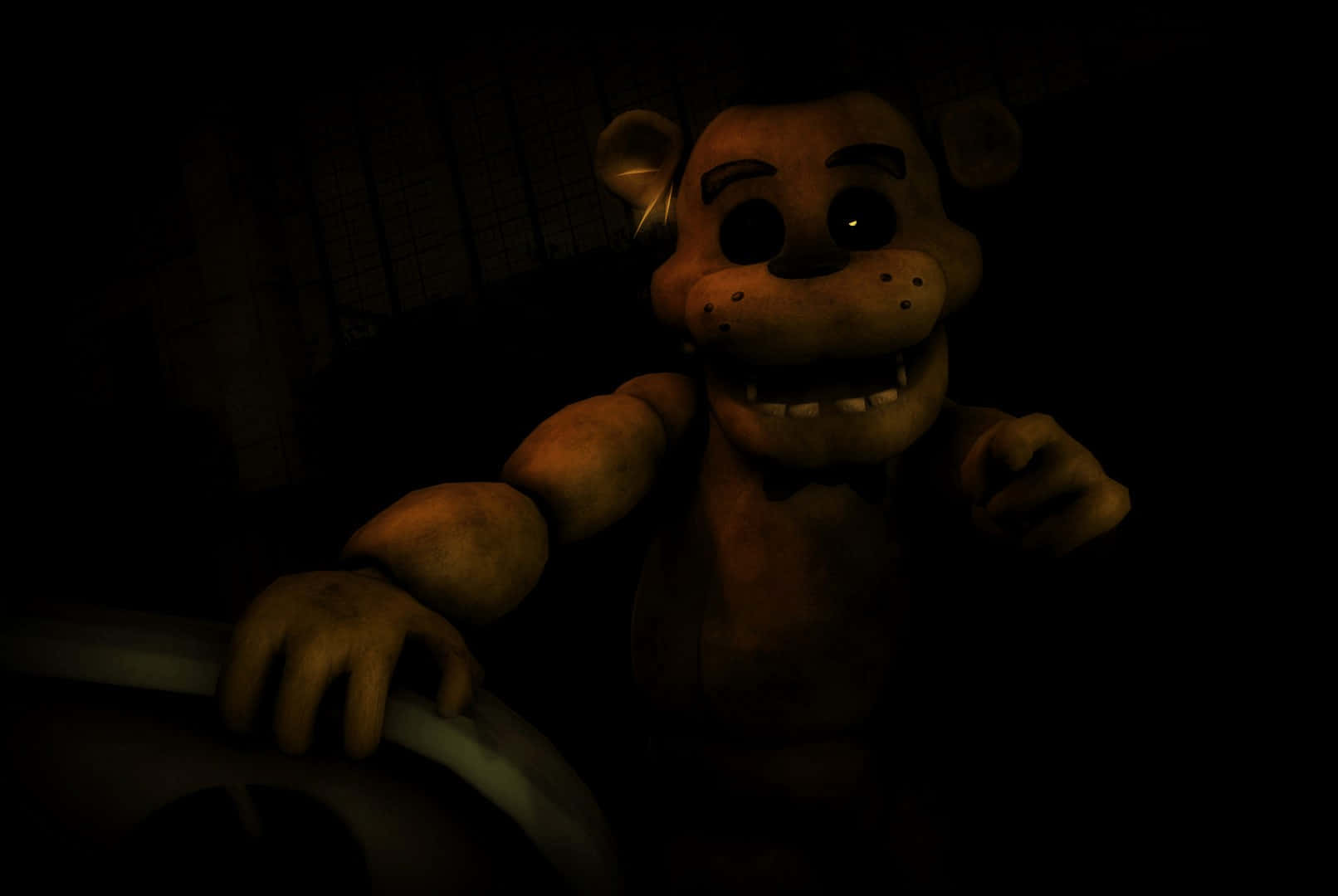 Golden Freddy 桌布 壁紙 — 一隻光線昏暗的電子猴子，咧嘴大笑，眼睛發光，在陰影黑暗中若隱若現。
