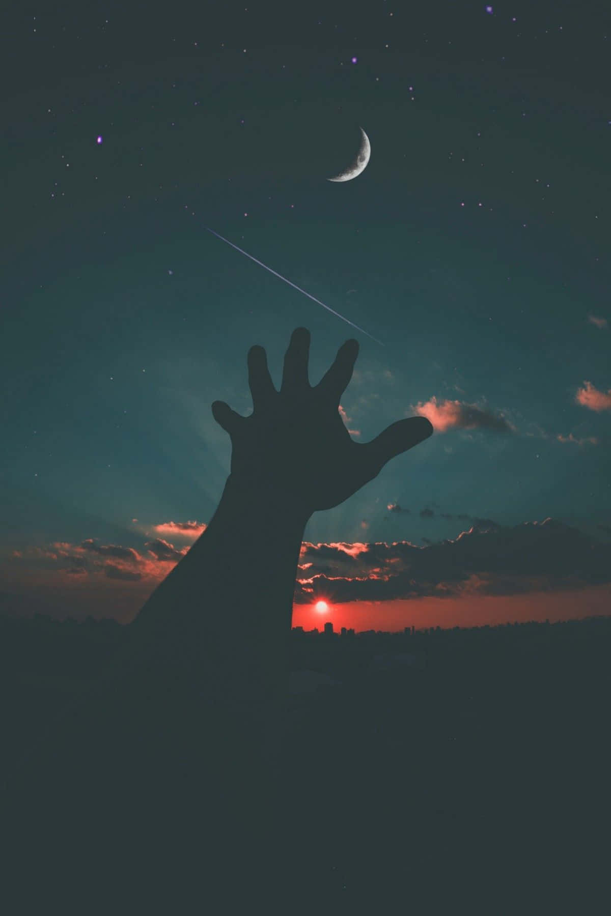 Aesthetic Night Sky 桌布 壁紙 — 一隻剪影手向上伸向新月和流星，背景是暮色天空，下方是城市燈光。