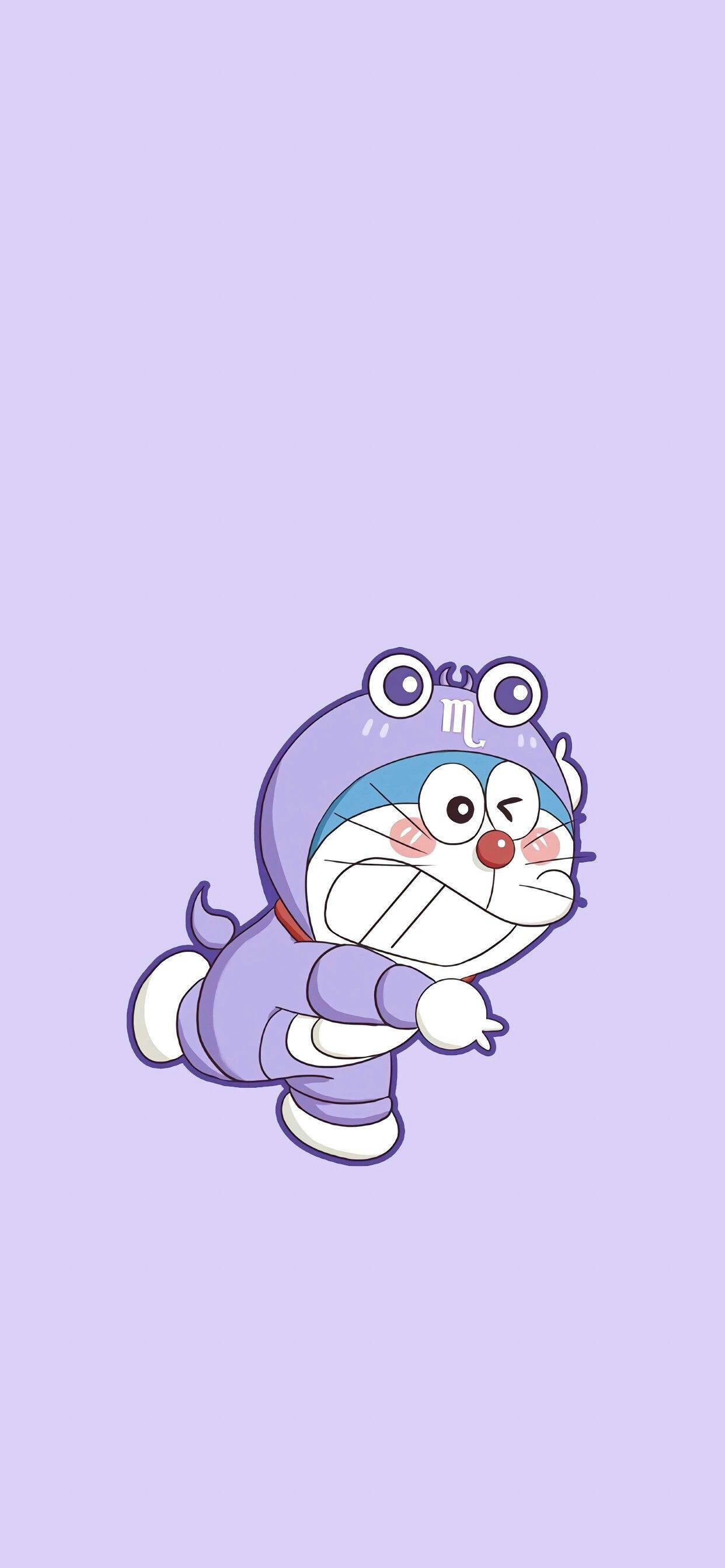 Doraemon 桌布 壁紙 — 一隻卡通機械貓穿著紫色青蛙服裝，睜大眼睛，表情堅定，背景為純薰衣草色。