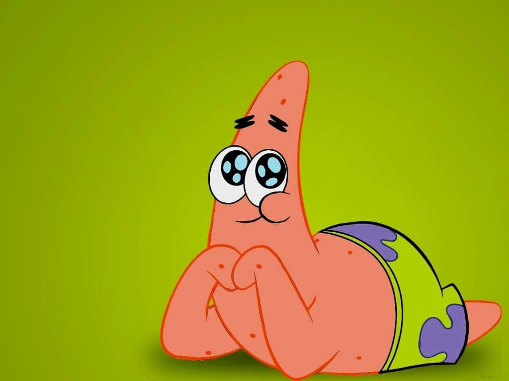 Funny Patrick 桌布 壁紙 — 一隻卡通海星，有大眼睛和得意的笑容，靠喺純綠色背景上。