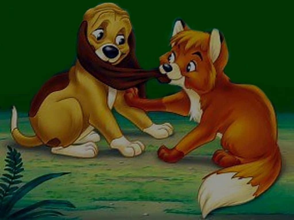 the fox and the hound 桌布 壁紙 — 一隻卡通狐狸和小狗在深綠色森林背景下頑皮地拉扯一條圍巾。