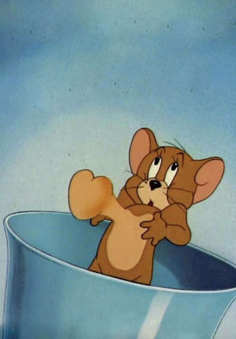 Vintage Cartoon Aesthetic 桌布 壁紙 — 一隻卡通老鼠從一個藍色水桶中探出頭來，背景是柔和嘅天空。