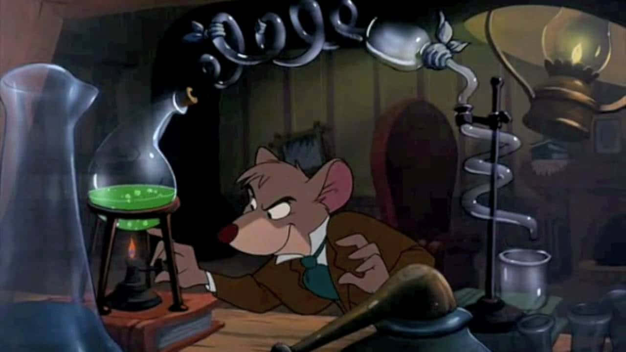 The Great Mouse Detective 桌布 壁紙 — 一隻卡通老鼠穿著實驗室外套，在雜亂昏暗的實驗室裡，專注地凝視著發光燈泡下冒泡的綠色藥水。