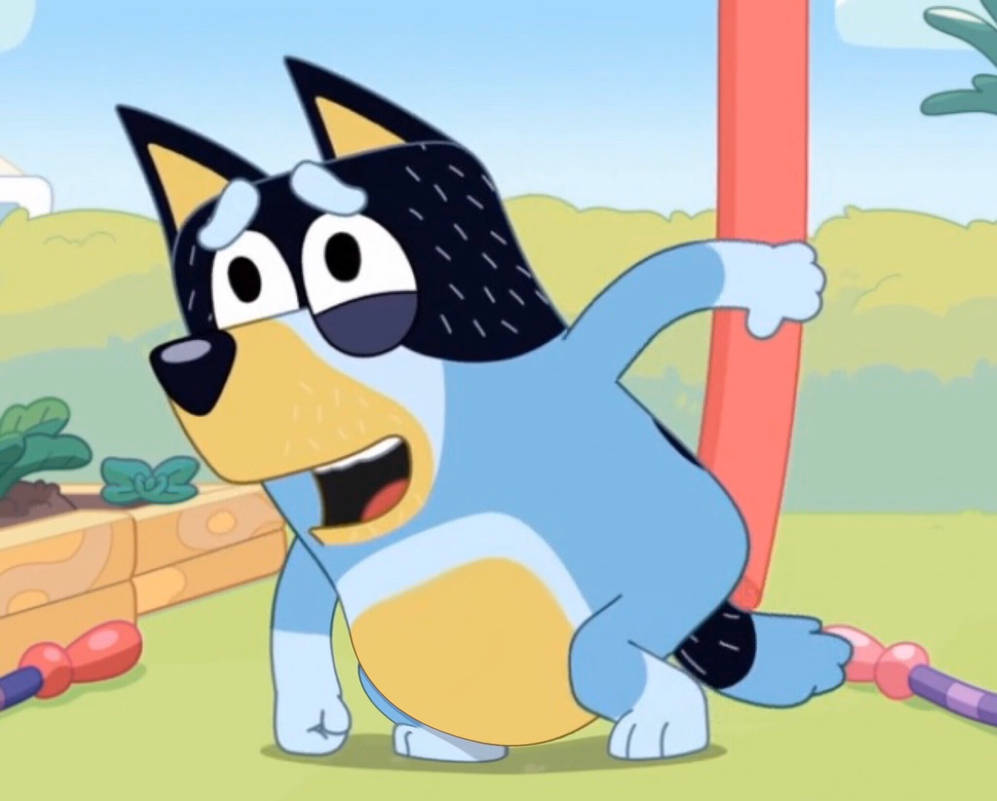 Bluey 桌布 壁紙 — 一隻卡通藍色牧牛犬在陽光普照的戶外庭院中以俏皮的姿勢拿著一根紅色桿子。