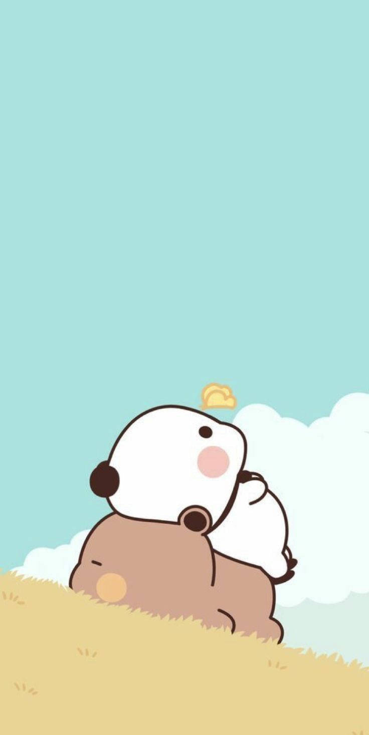 bears 桌布 壁紙 — 一隻可愛的卡通熊坐在長滿草的小山上，天空清澈湛藍，有蓬鬆的白雲和一個小太陽。