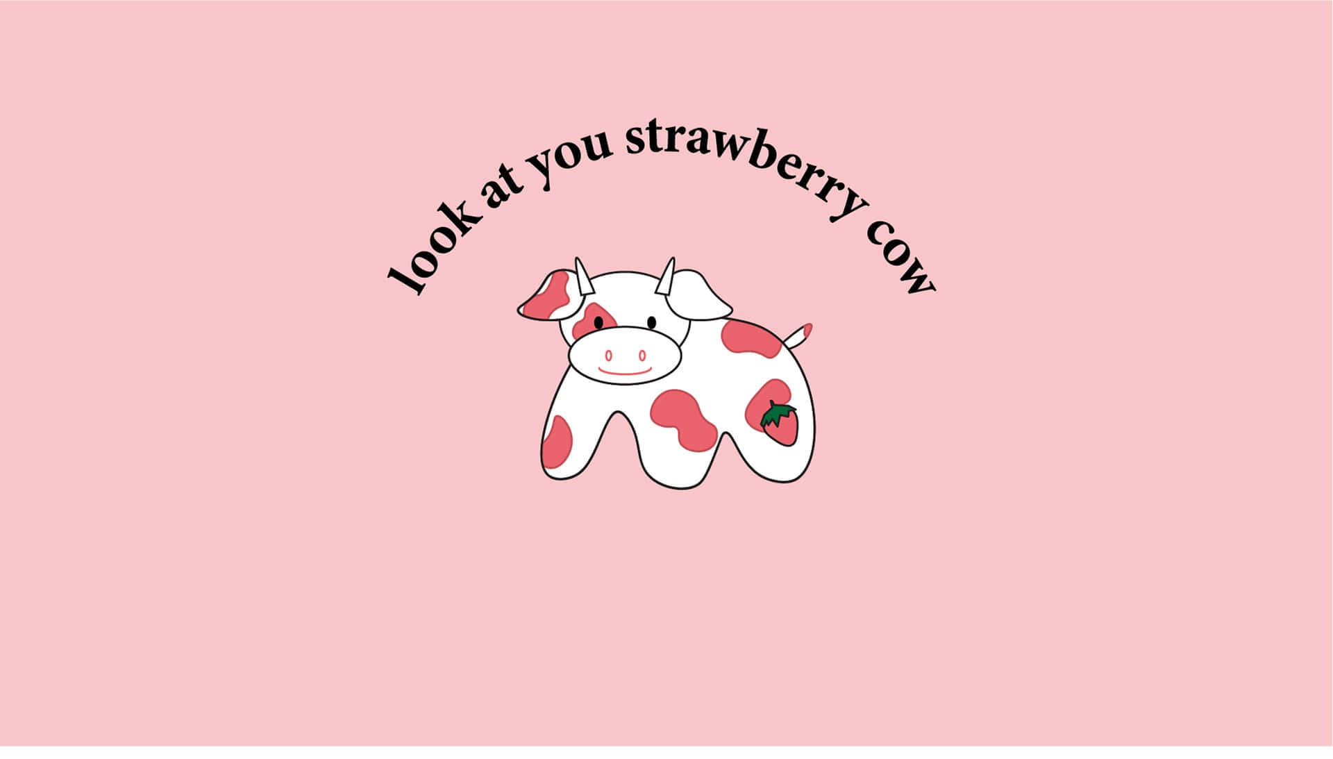 Strawberry Cow 桌布 壁紙 — 一隻可愛的卡通牛，帶有草莓斑點，上方有拱形文字，背景為柔和粉紅色。