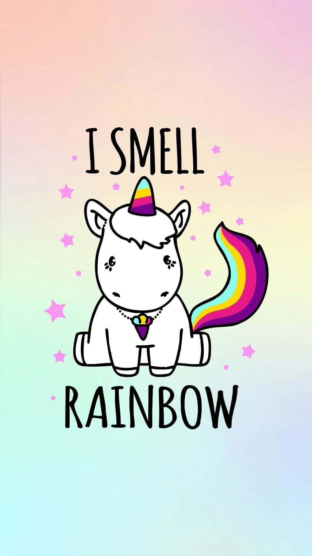 Kawaii Unicorn 桌布 壁紙 — 一隻可愛的卡通獨角獸，擁有彩虹色的角和尾巴，坐在點綴著粉紅色星星的柔和漸變天空前。