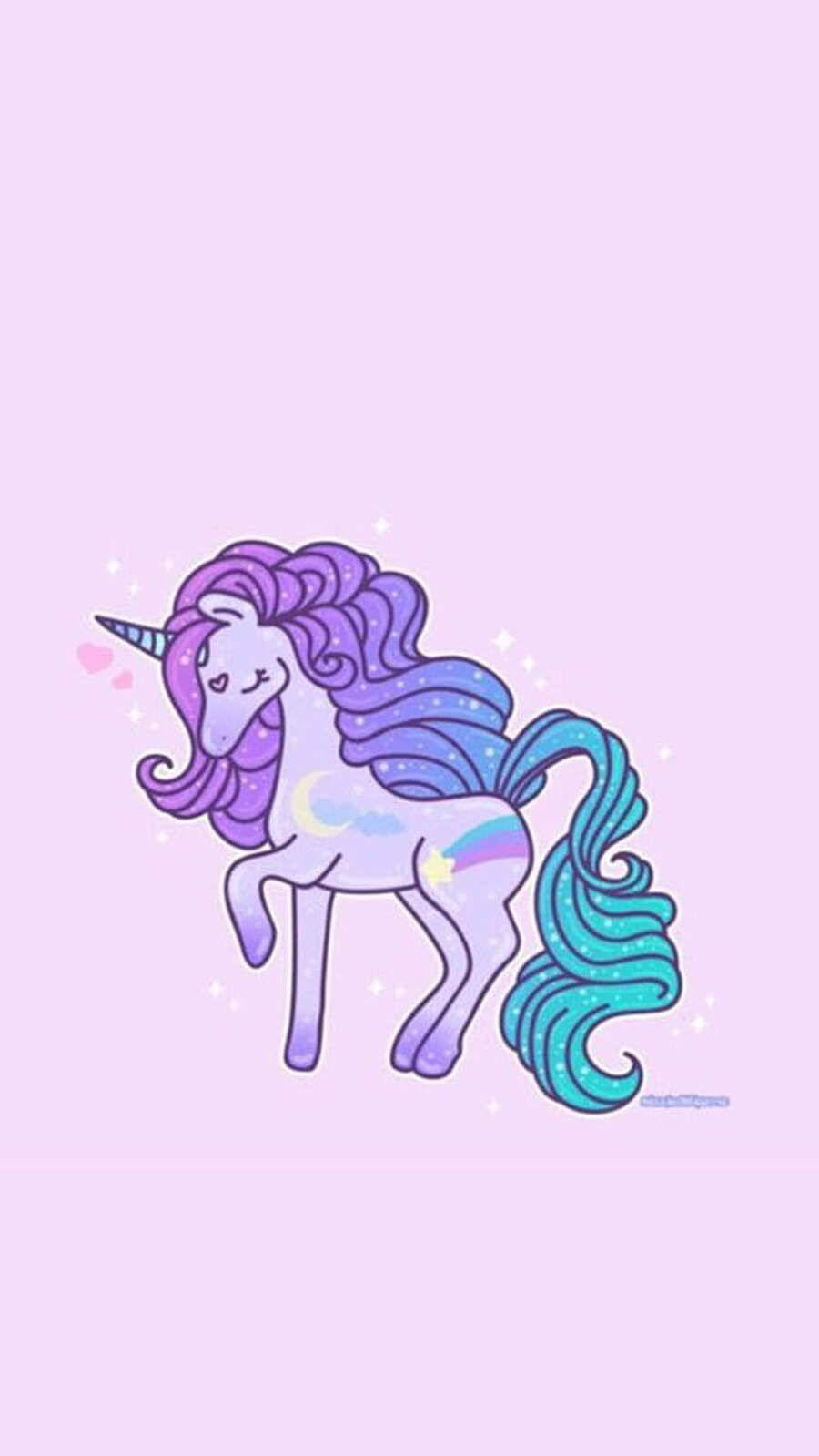 獨角獸 桌布 壁紙 — 一隻可愛的卡通獨角獸，擁有紫色鬃毛和藍色尾巴，站在帶有閃光和心形的柔軟粉紅色背景上。
