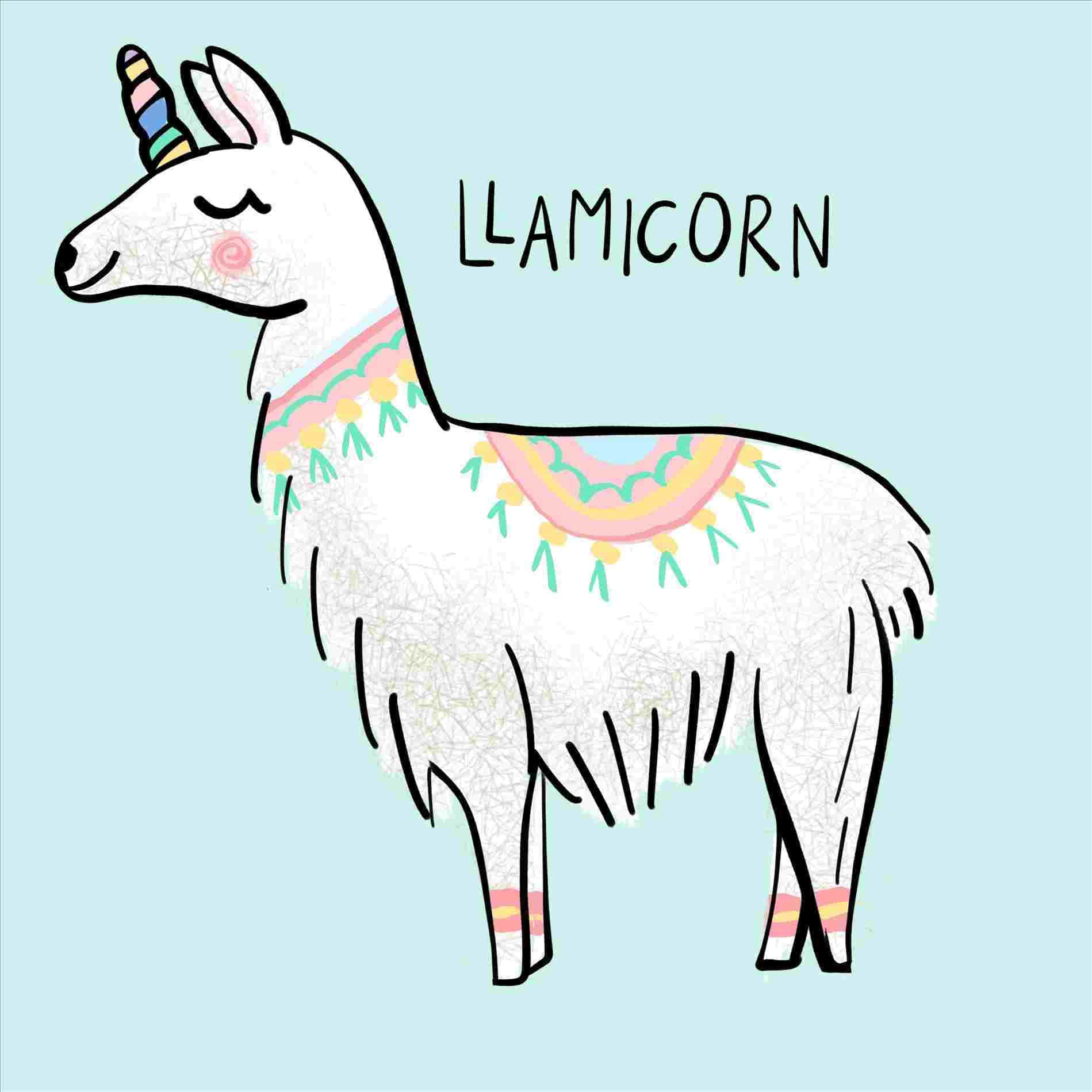 Kawaii Llama 桌布 壁紙 — 一隻可愛的卡通羊駝，有著彩虹色的角和色彩繽紛的圖案項圈，在柔和的藍色背景前靜靜地站著。