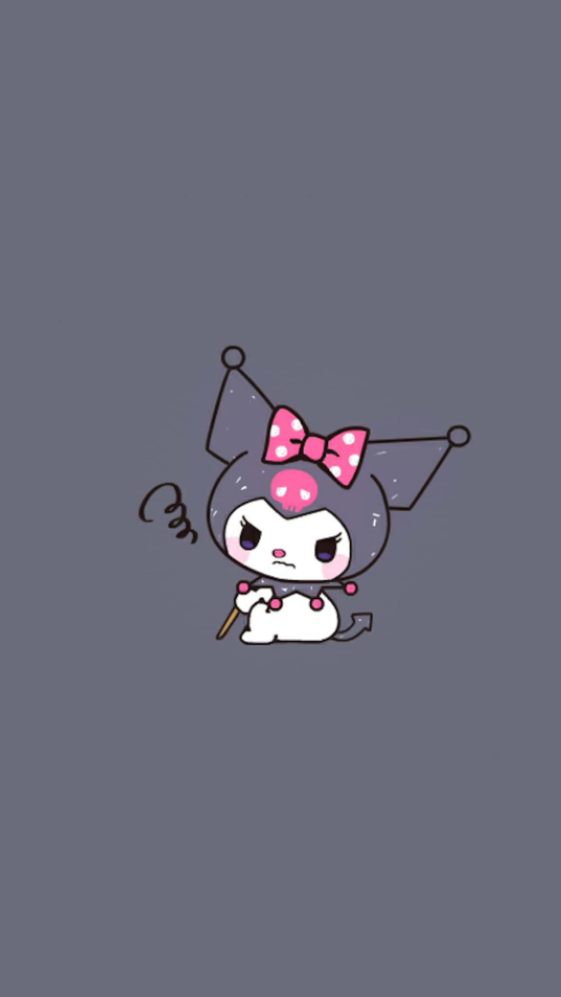 Kuromi Kawaii 桌布 壁紙 — 一隻可愛的卡通貓咪，戴著粉紅色蝴蝶結和惡魔角，生氣地坐在灰色背景上，拿著一根小魔杖。