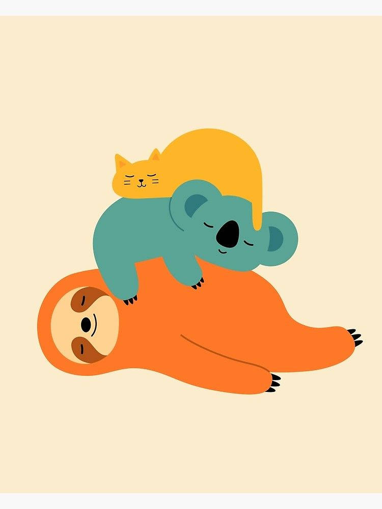 Baby Sloth Koala And Cat 壁紙 — 一隻可愛的橙色樹懶正在安詳地睡覺，一隻藍綠色樹熊和一隻黃色小貓依偎在牠身上，背景是柔和的米色。